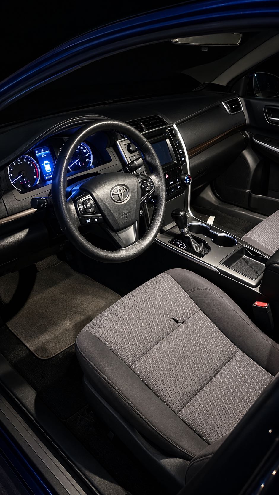 Car Image 2017 TOYOTA CAMRY LE