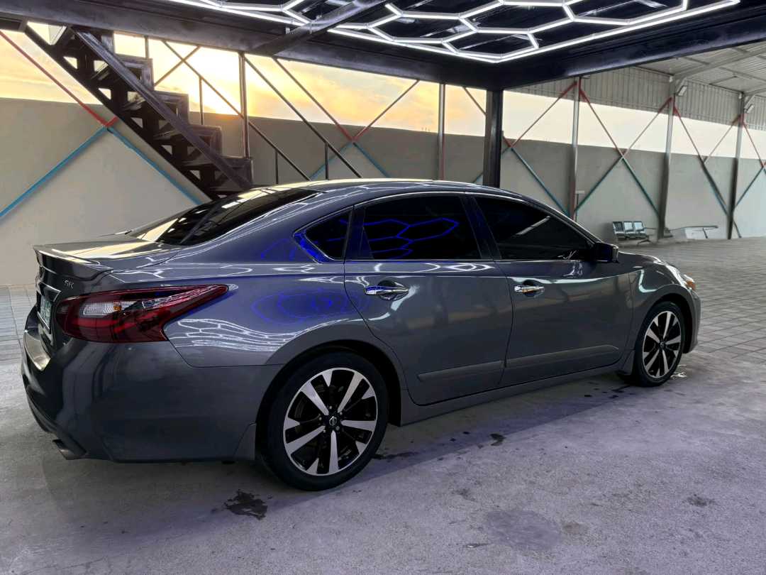 Car Image 2018 NISSAN ALTIMA SR