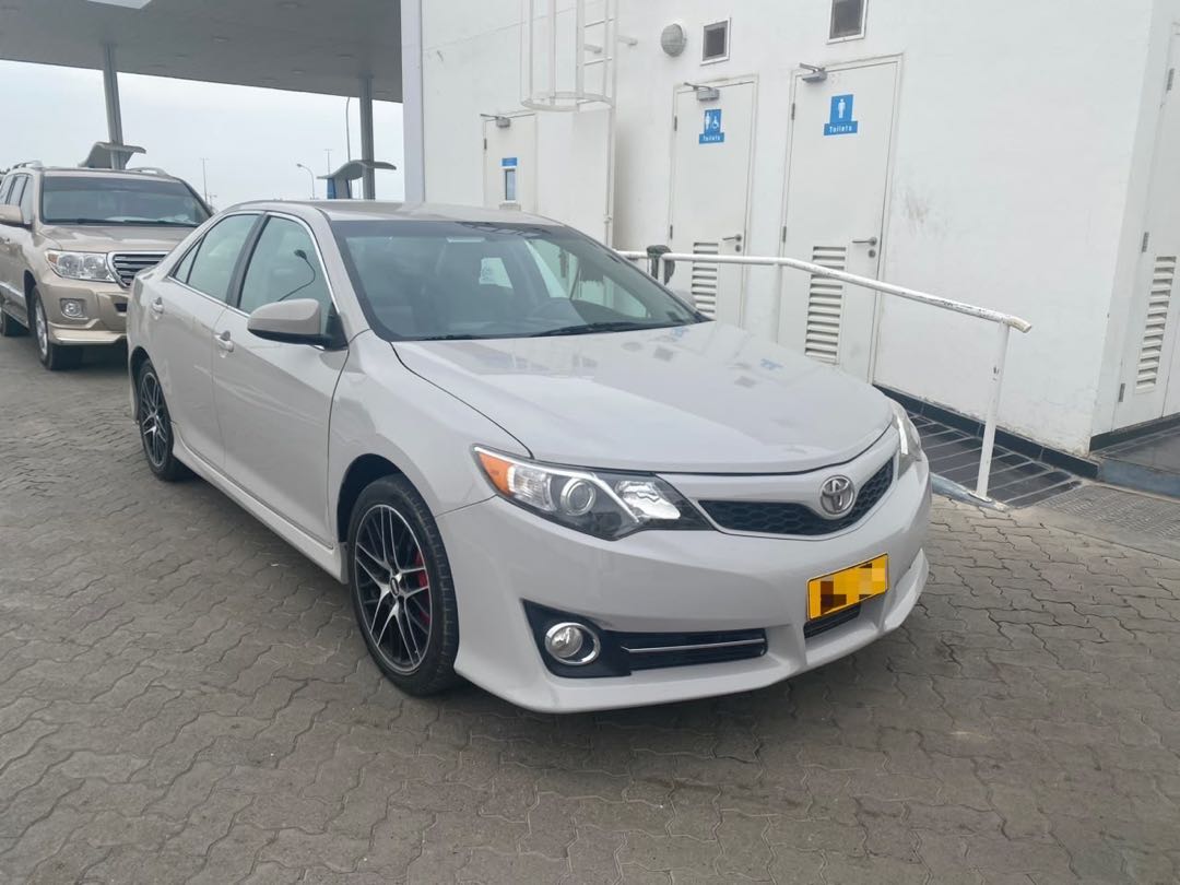Car Image 2014 TOYOTA CAMRY SE
