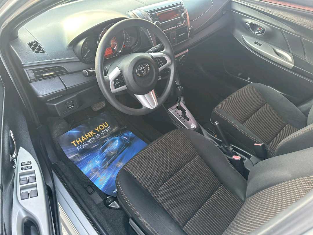 Car Image 2016 TOYOTA YARIS SE