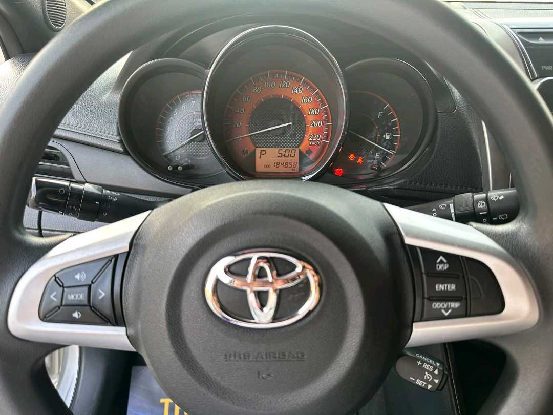 Car Image 2016 TOYOTA YARIS SE