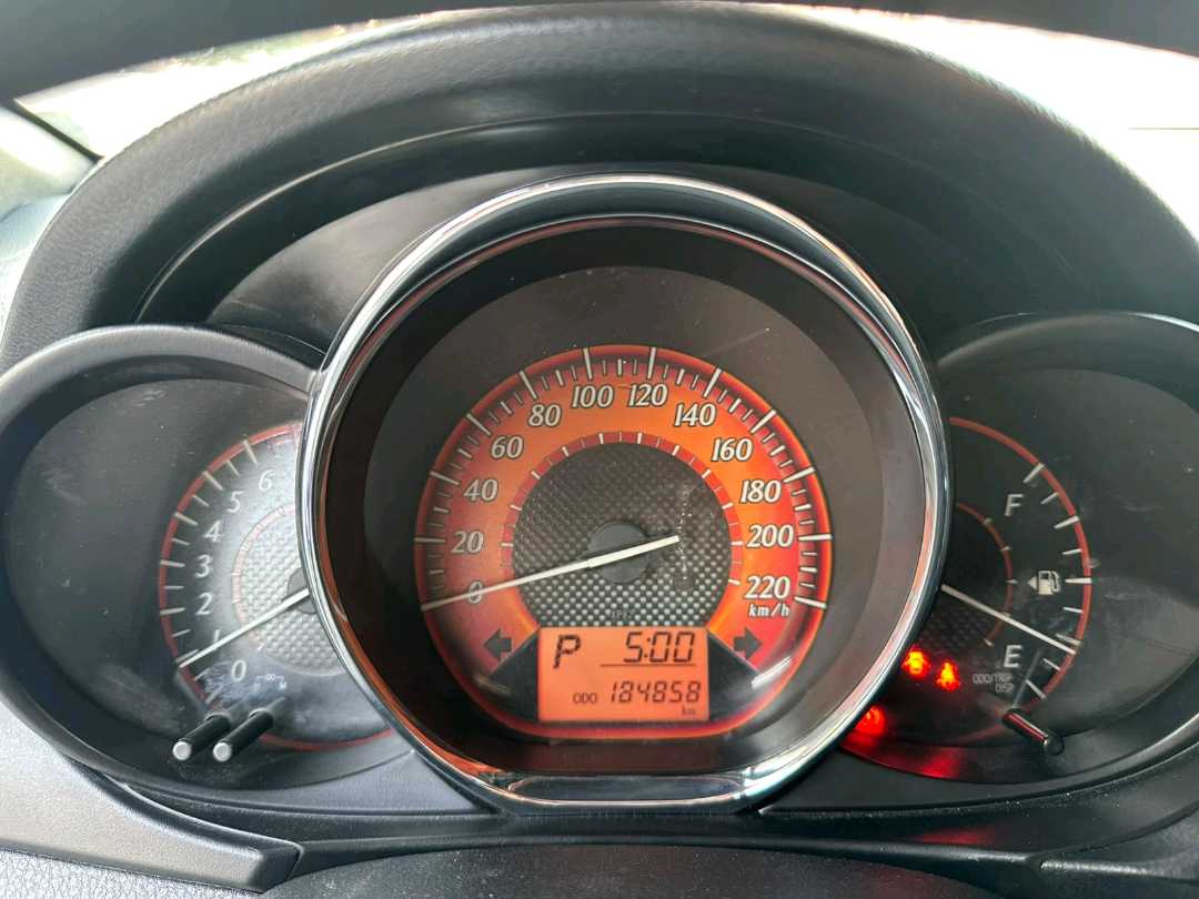 Car Image 2016 TOYOTA YARIS SE