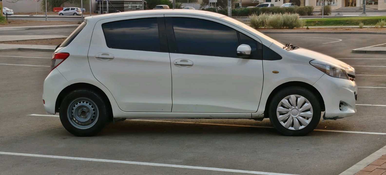 Car Image 2013 TOYOTA YARIS SE