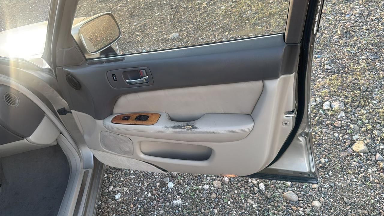 Car Image 2000 LEXUS LS 400