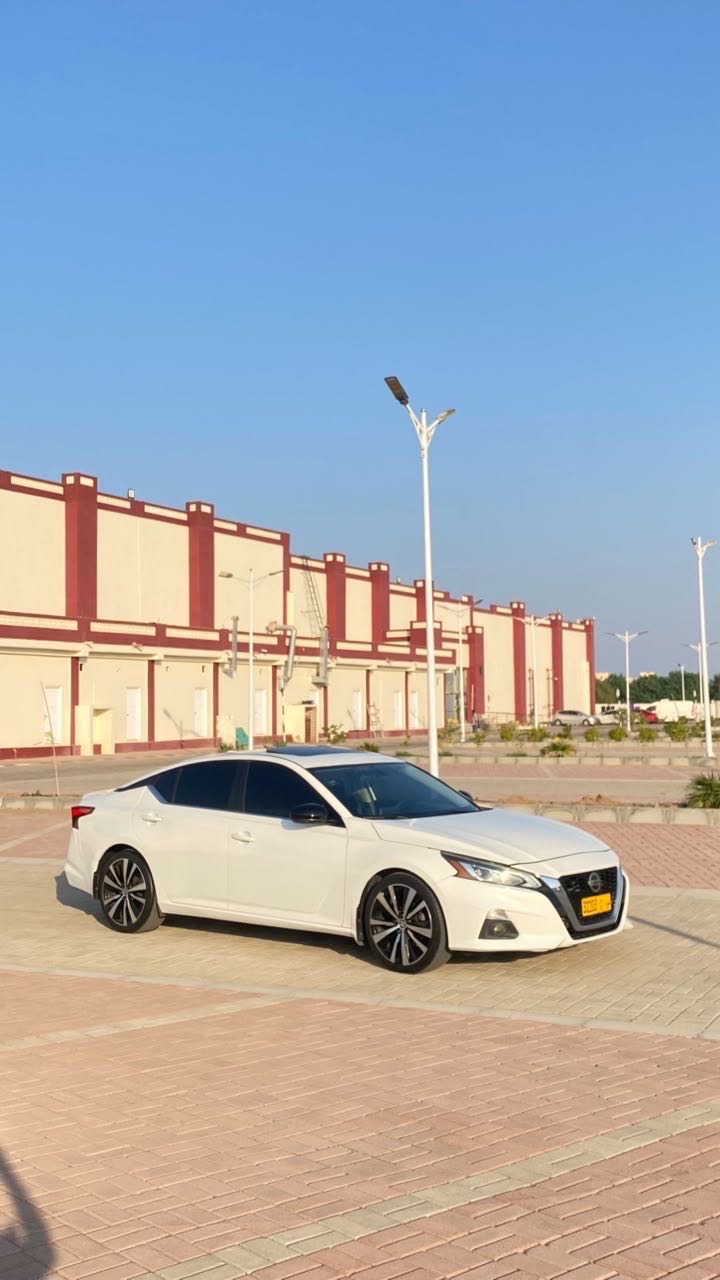 Car Image 2019 NISSAN ALTIMA SR