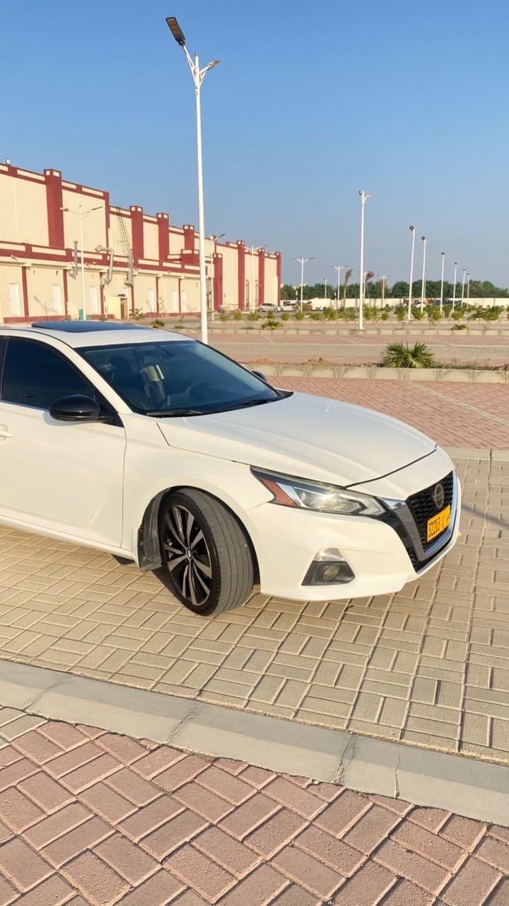 Car Image 2019 NISSAN ALTIMA SR