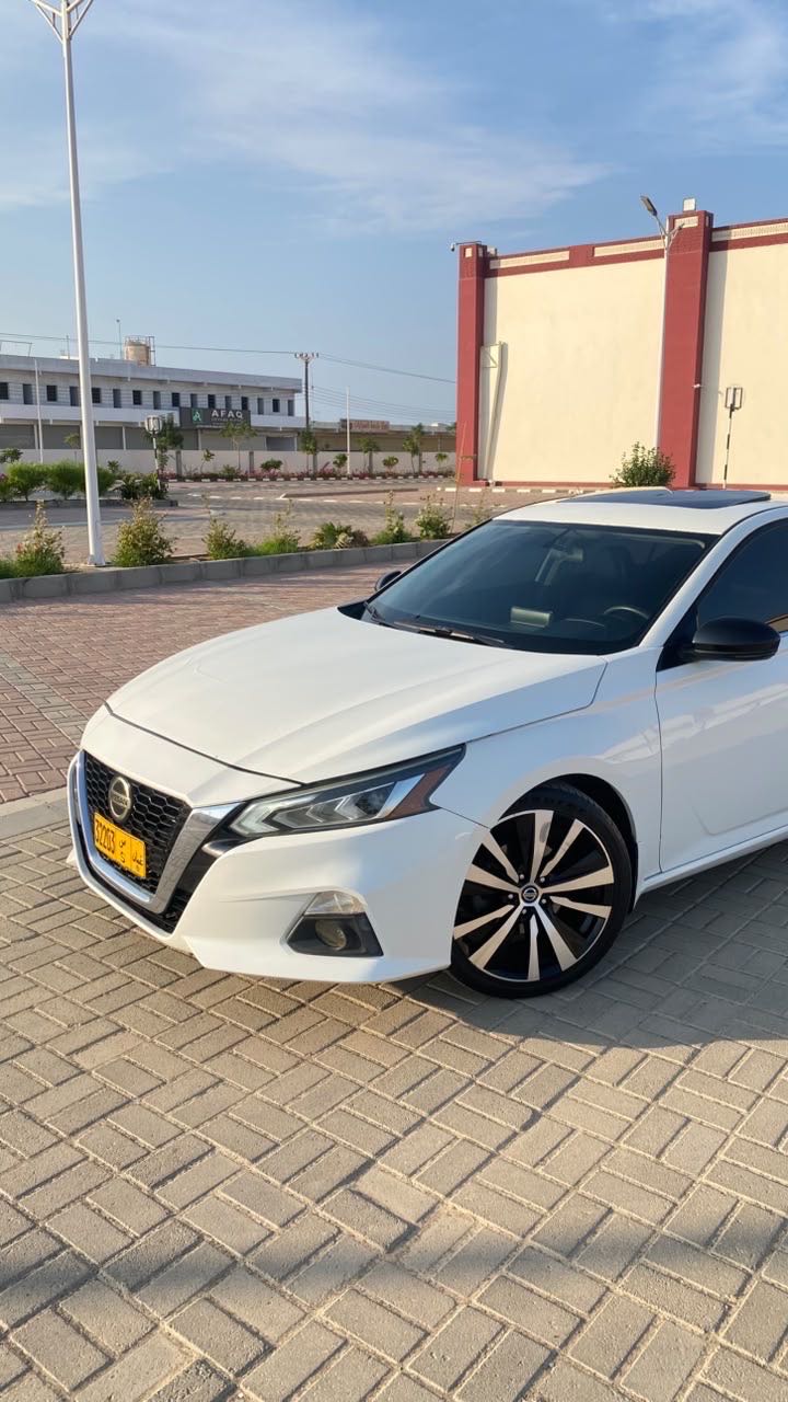 Car Image 2019 NISSAN ALTIMA SR