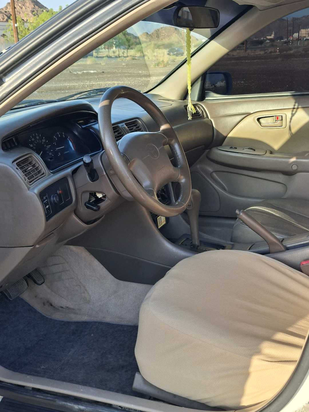 Car Image 1998 TOYOTA CAMRY SE