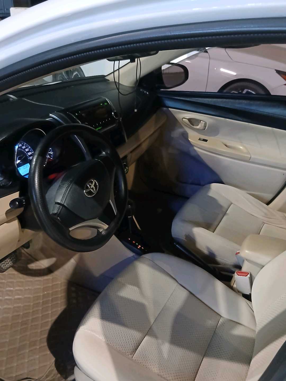 Car Image 2016 TOYOTA YARIS LE