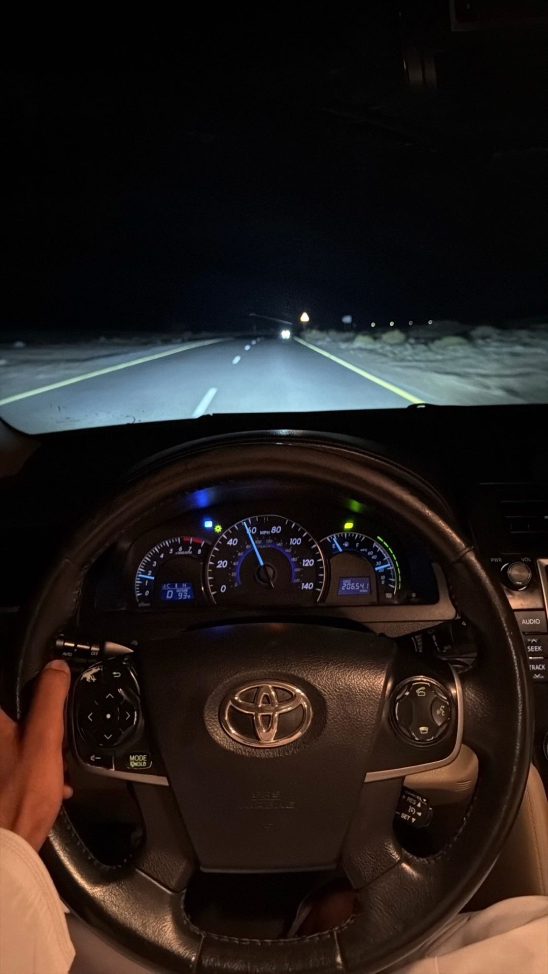 Car Image 2014 TOYOTA CAMRY XLE