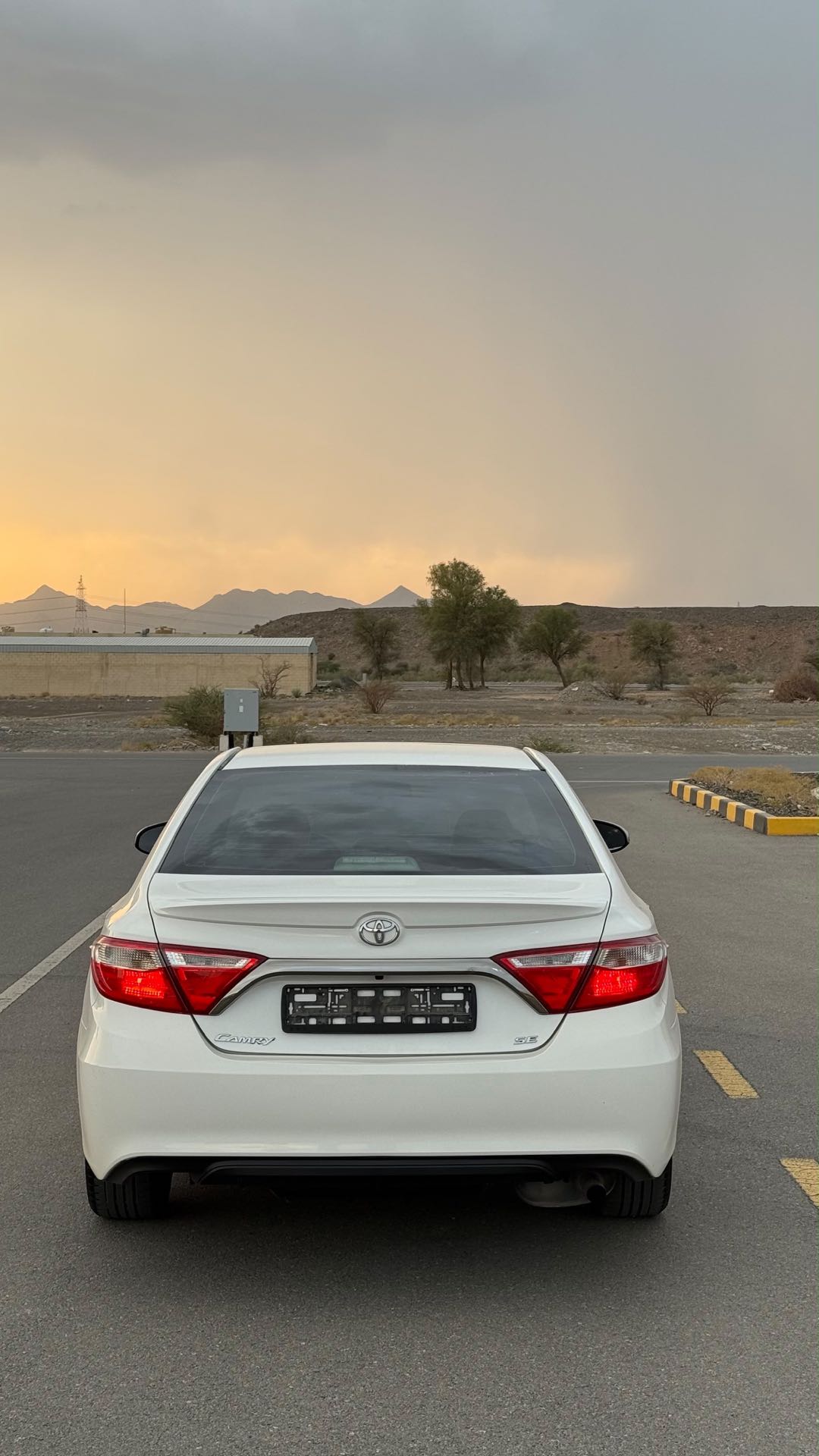 Car Image 2016 TOYOTA CAMRY SE