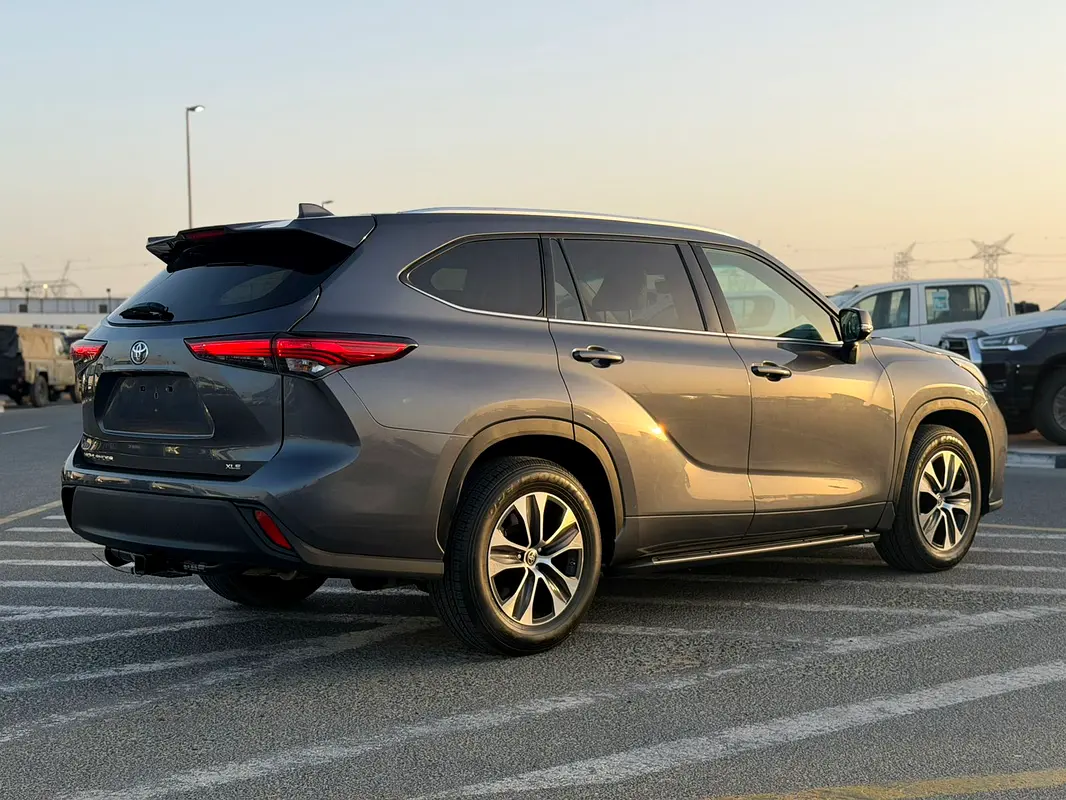 Car Image 2020 TOYOTA HIGHLANDER XLE