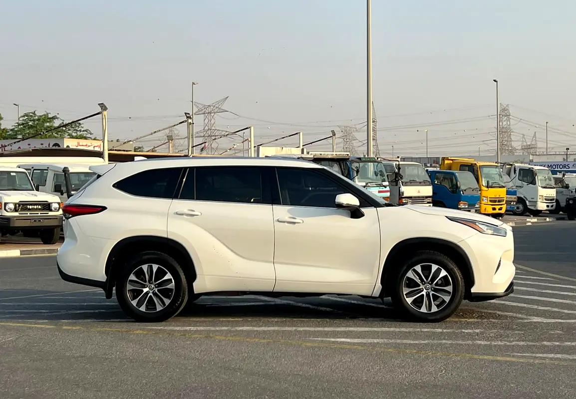 Car Image 2020 TOYOTA HIGHLANDER XLE