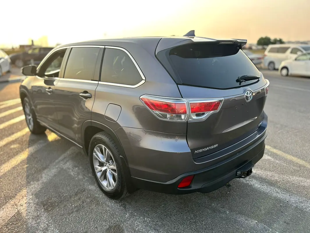 Car Image 2014 TOYOTA HIGHLANDER LE