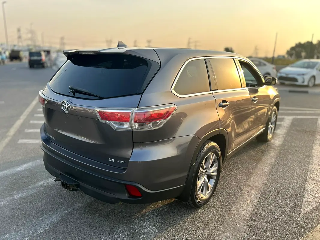Car Image 2014 TOYOTA HIGHLANDER LE