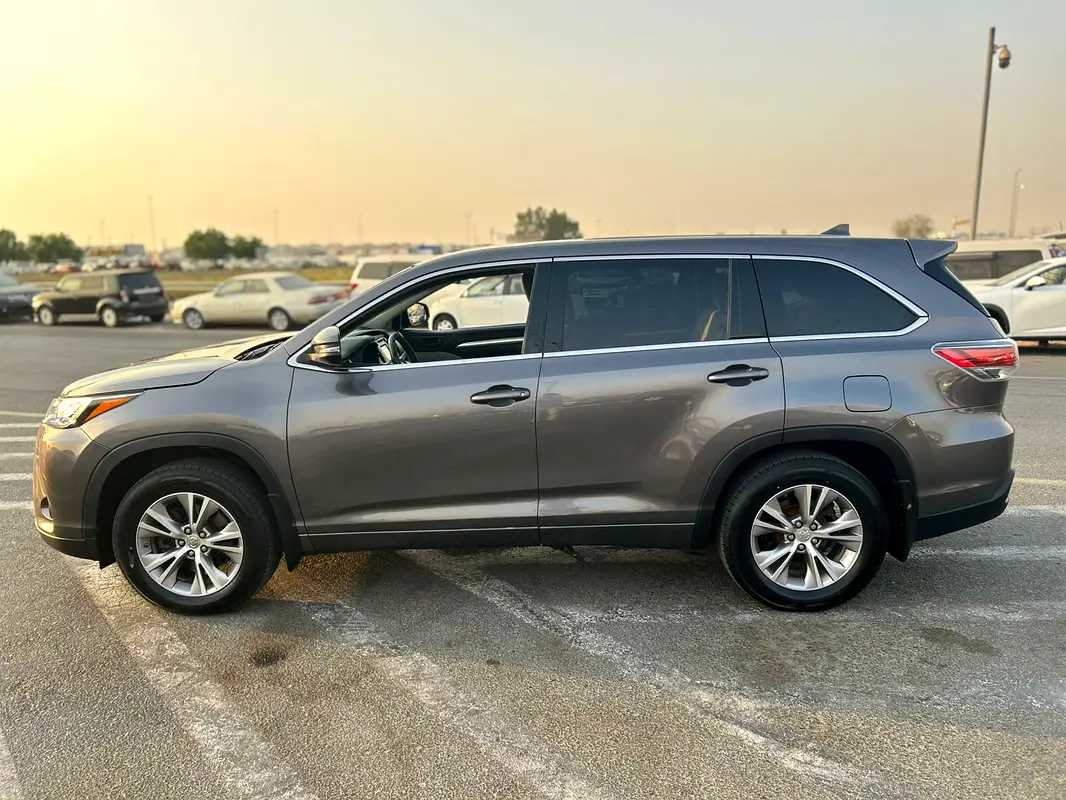 Car Image 2014 TOYOTA HIGHLANDER LE