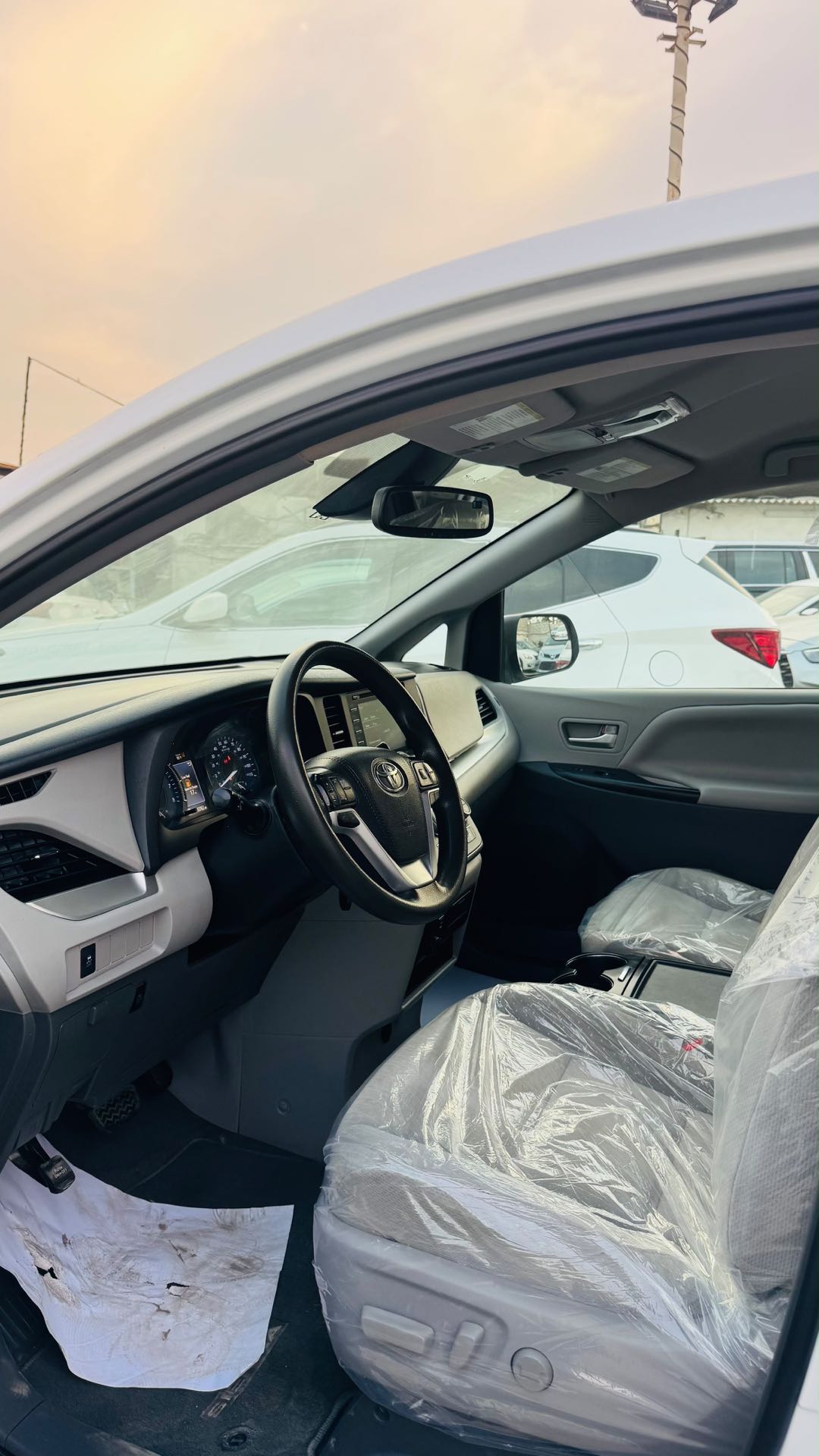 Car Image 2019 TOYOTA SIENNA LE