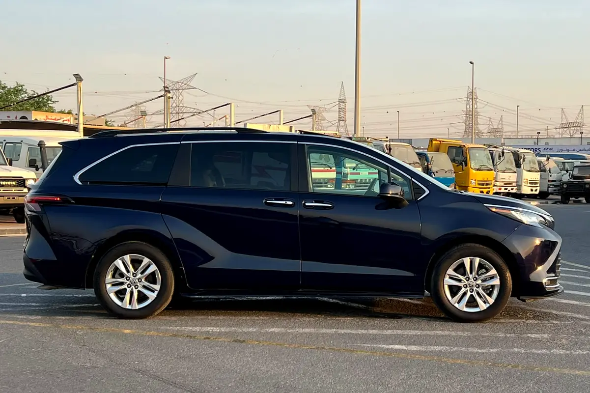 Car Image 2024 TOYOTA SIENNA XLE