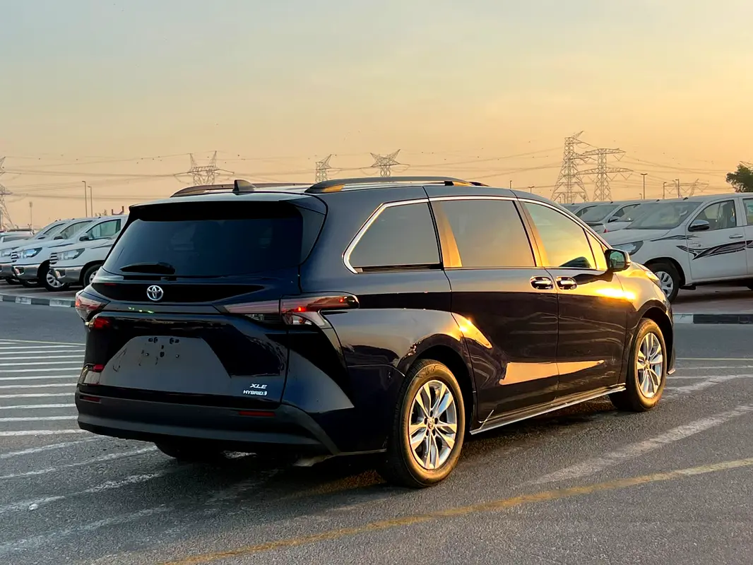 Car Image 2024 TOYOTA SIENNA XLE