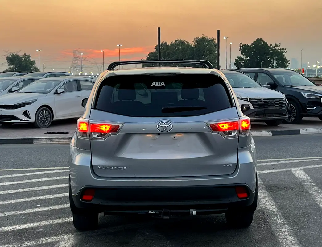 Car Image 2016 TOYOTA HIGHLANDER LE