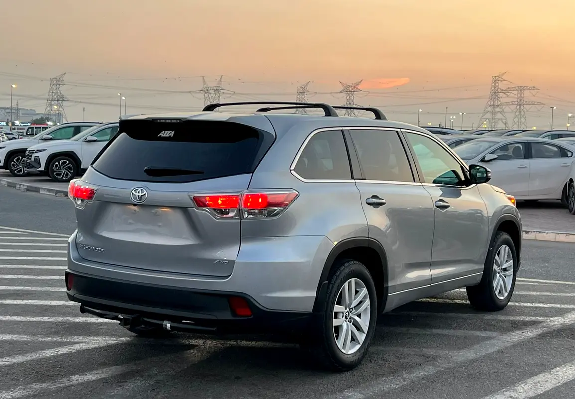 Car Image 2016 TOYOTA HIGHLANDER LE