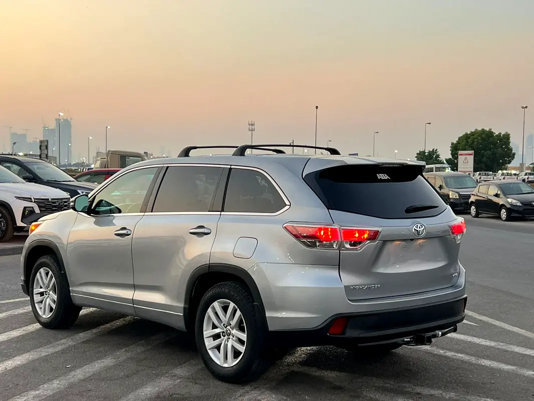 Car Image 2016 TOYOTA HIGHLANDER LE