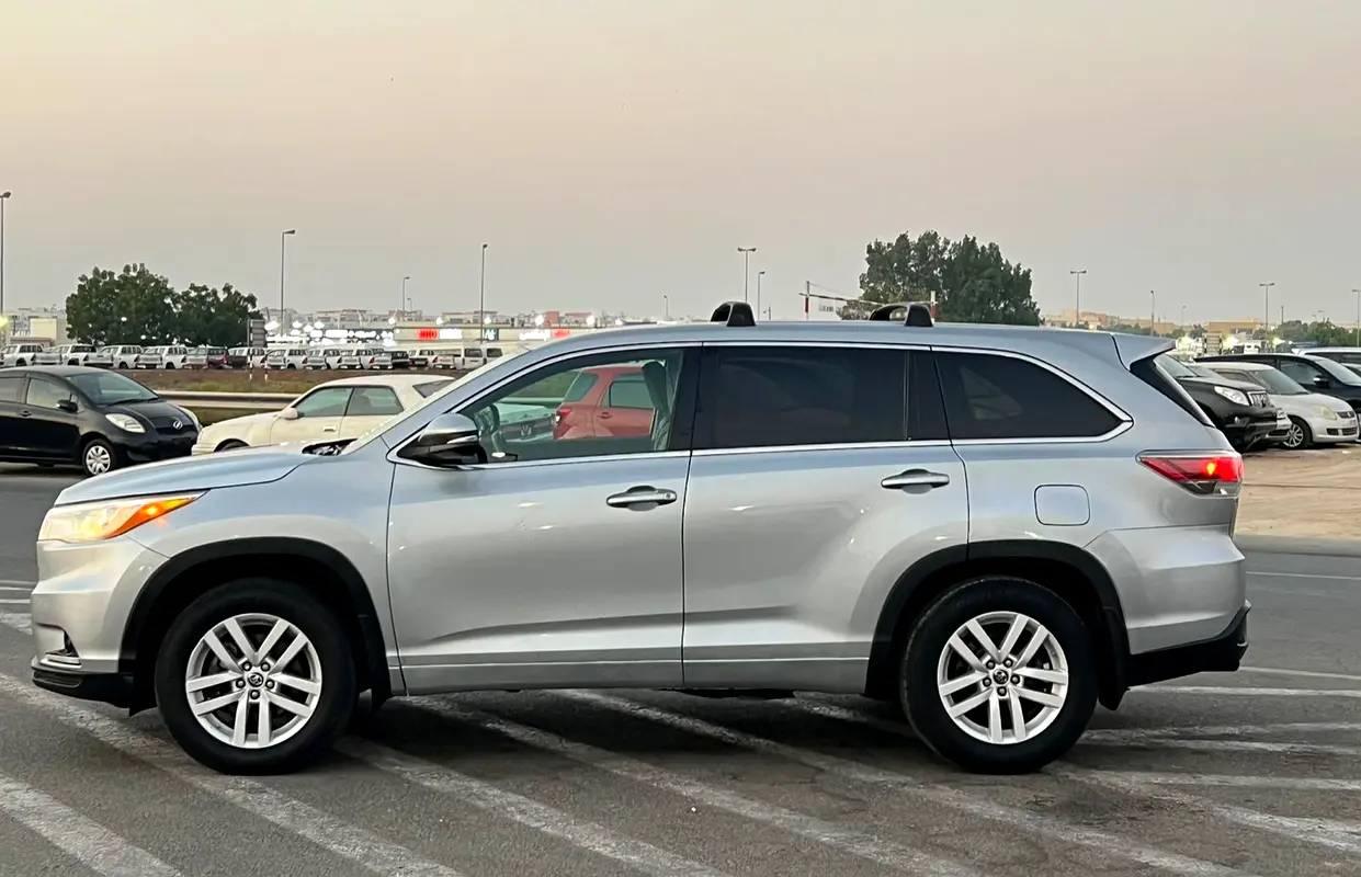 Car Image 2016 TOYOTA HIGHLANDER LE
