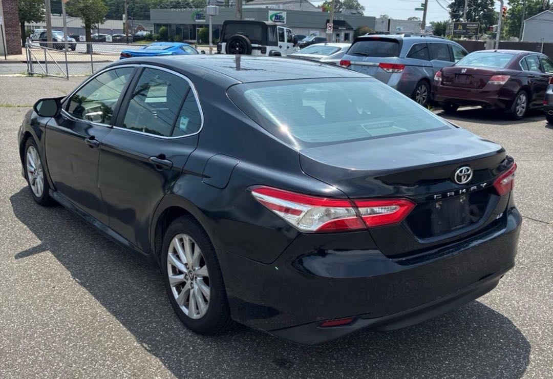 Car Image 2018 TOYOTA CAMRY LE