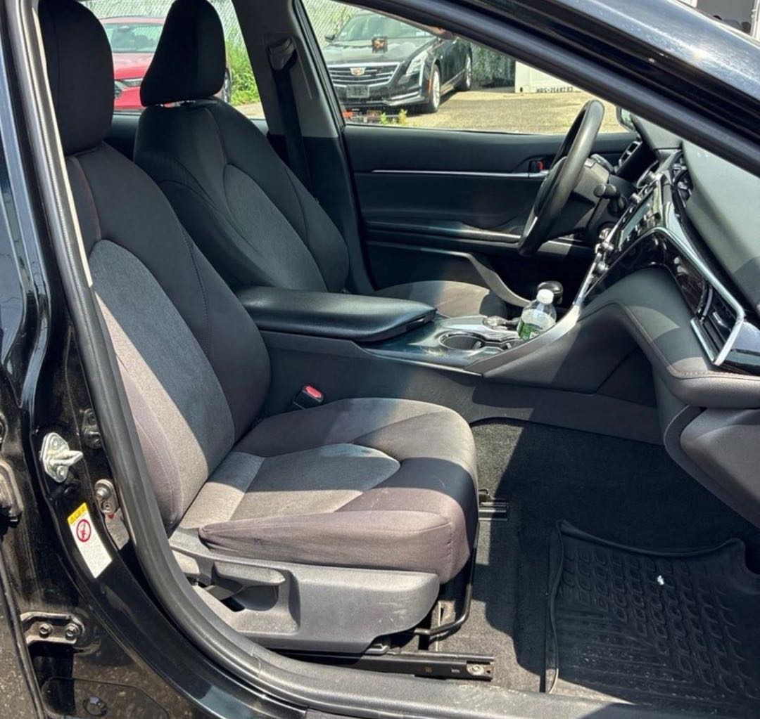 Car Image 2018 TOYOTA CAMRY LE