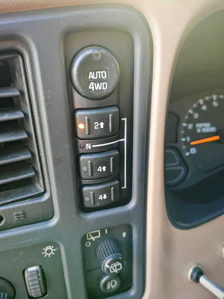 Car Image 2003 CHEVROLET SUBURBAN LS