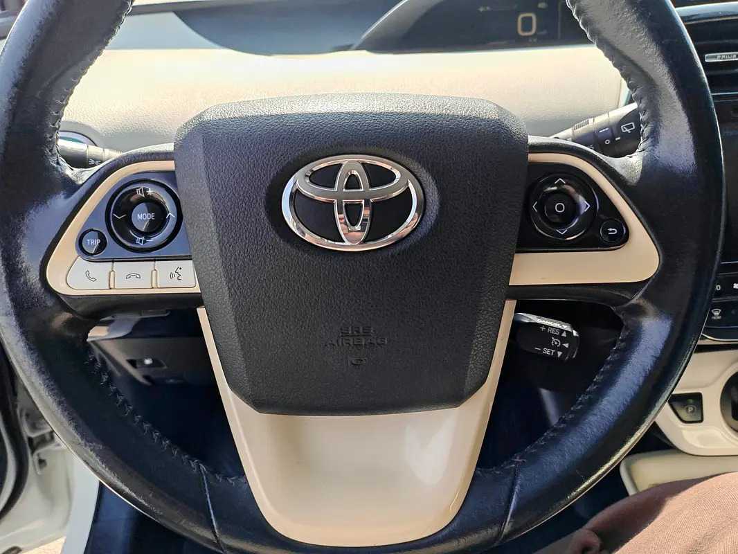 Car Image 2016 TOYOTA PRIUS Iconic