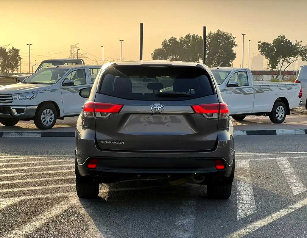 Car Image 2019 TOYOTA HIGHLANDER LE