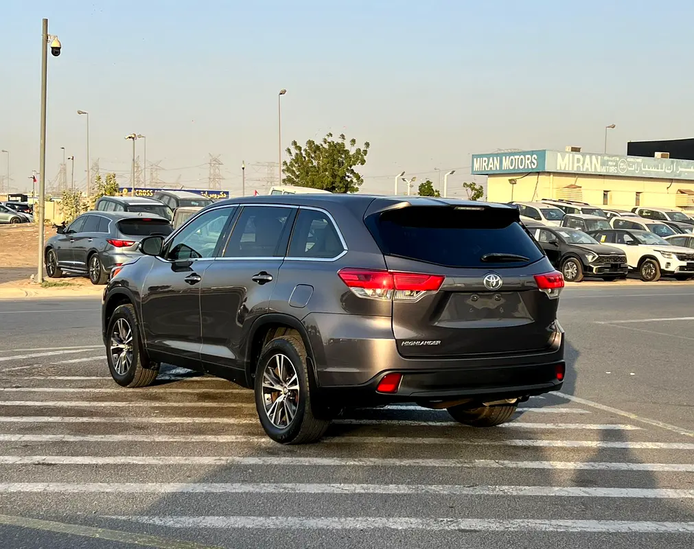 Car Image 2019 TOYOTA HIGHLANDER LE