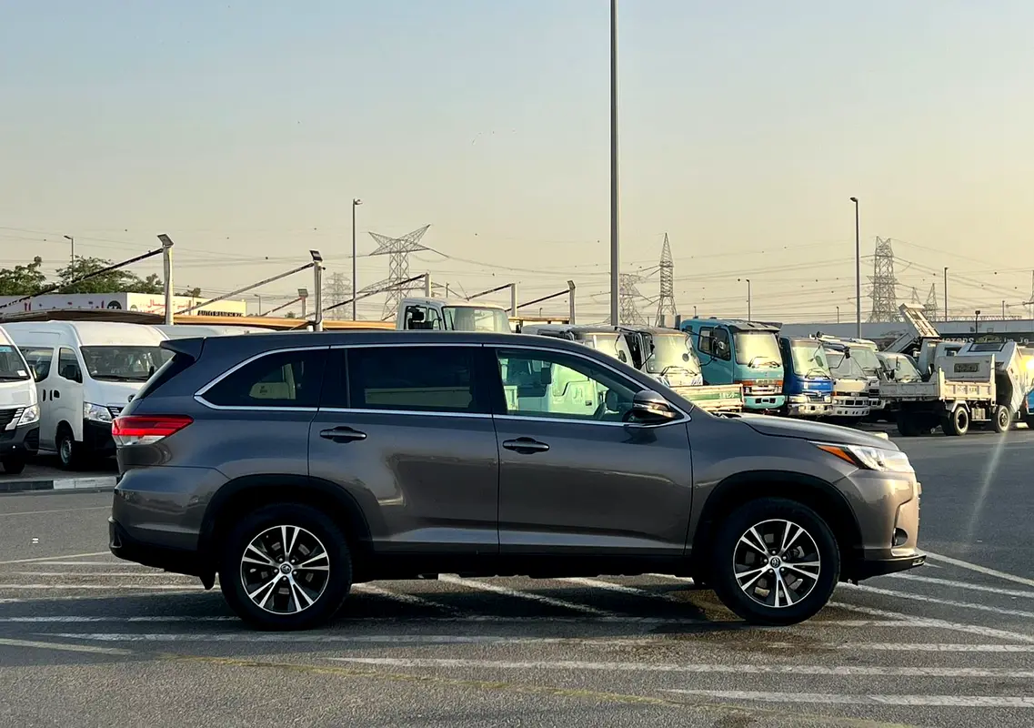 Car Image 2019 TOYOTA HIGHLANDER LE