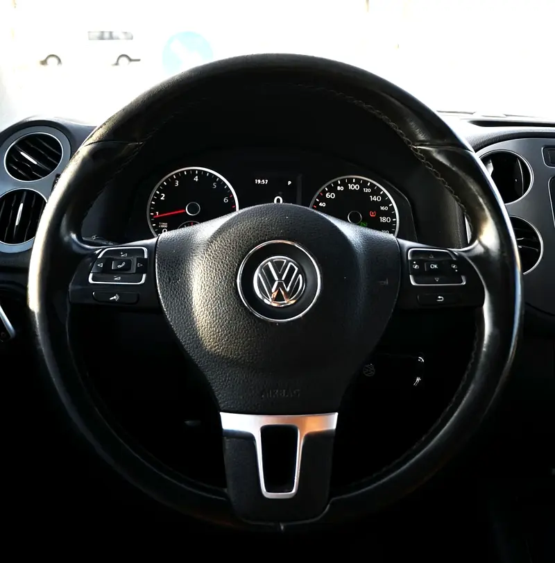 Car Image 2015 VOLKSWAGEN TIGUAN SE