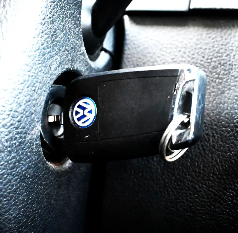 Car Image 2015 VOLKSWAGEN TIGUAN SE