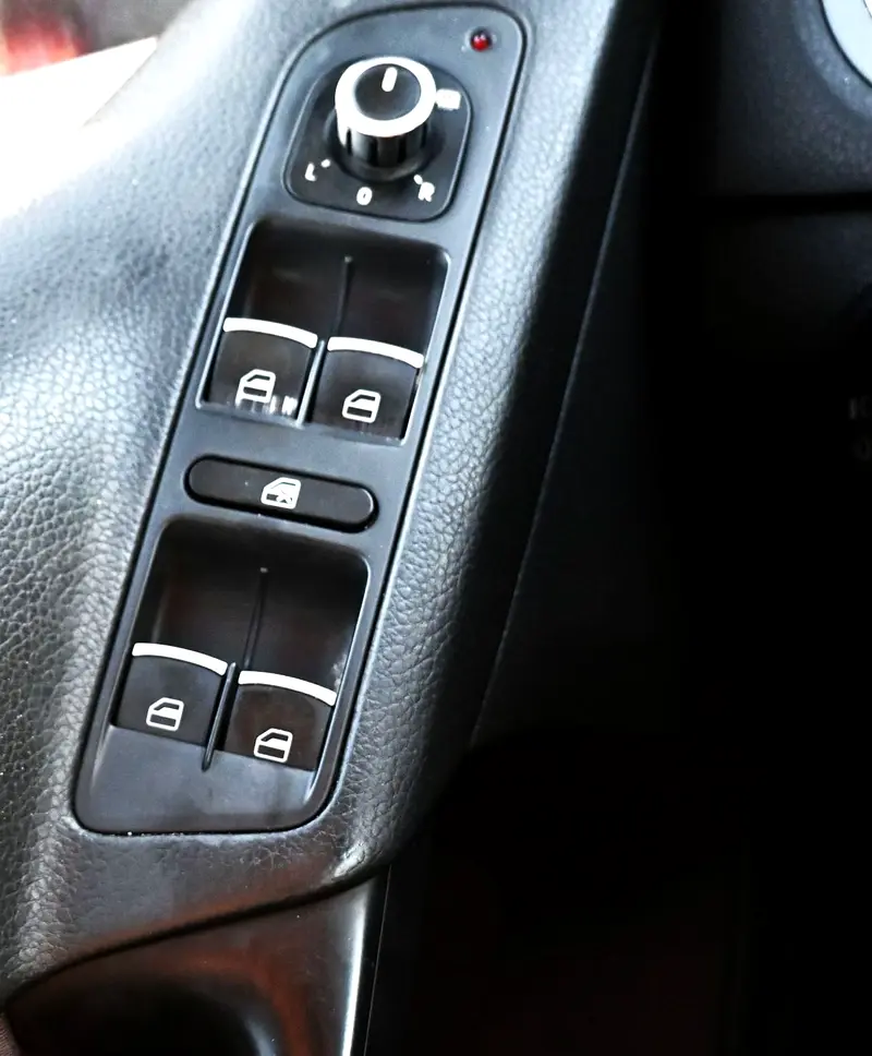 Car Image 2015 VOLKSWAGEN TIGUAN SE