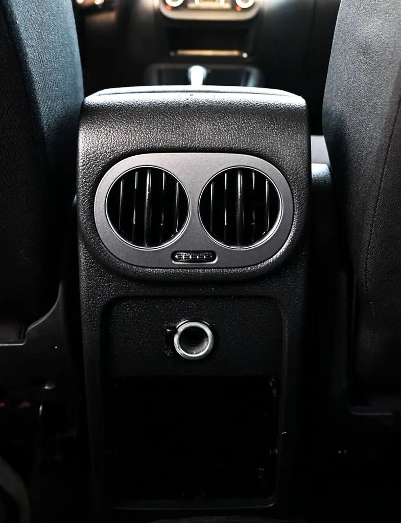 Car Image 2015 VOLKSWAGEN TIGUAN SE