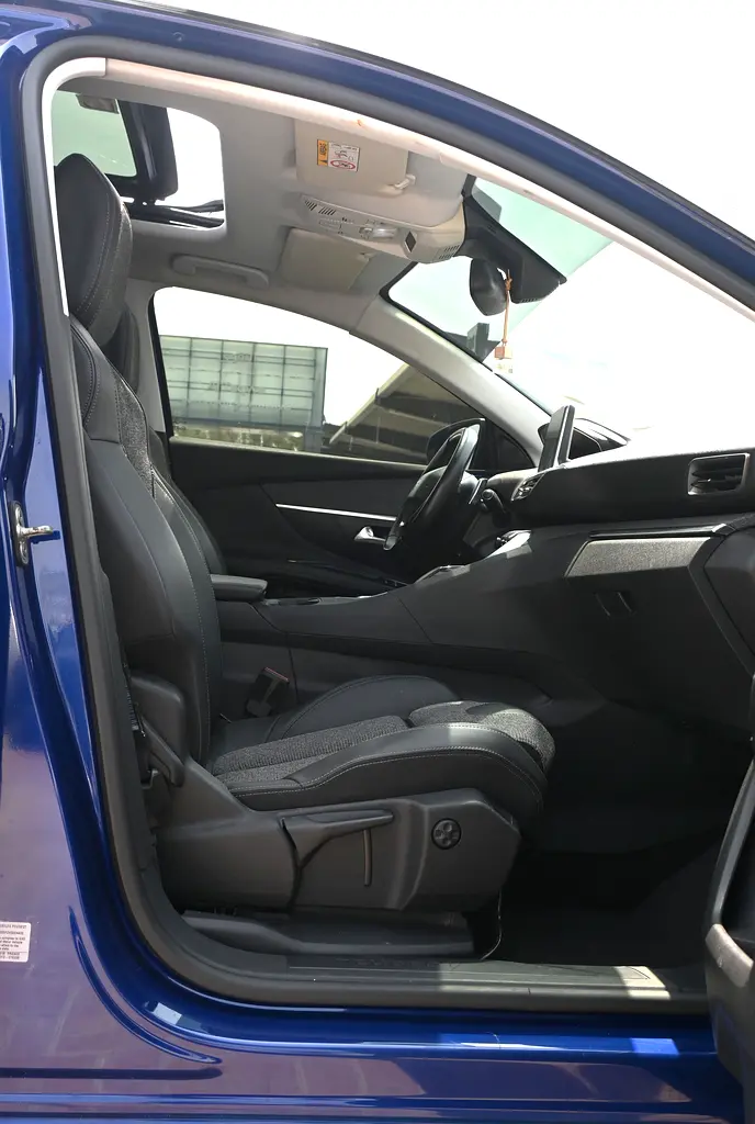 Car Image 2019 PEUGEOT 3008 Allure