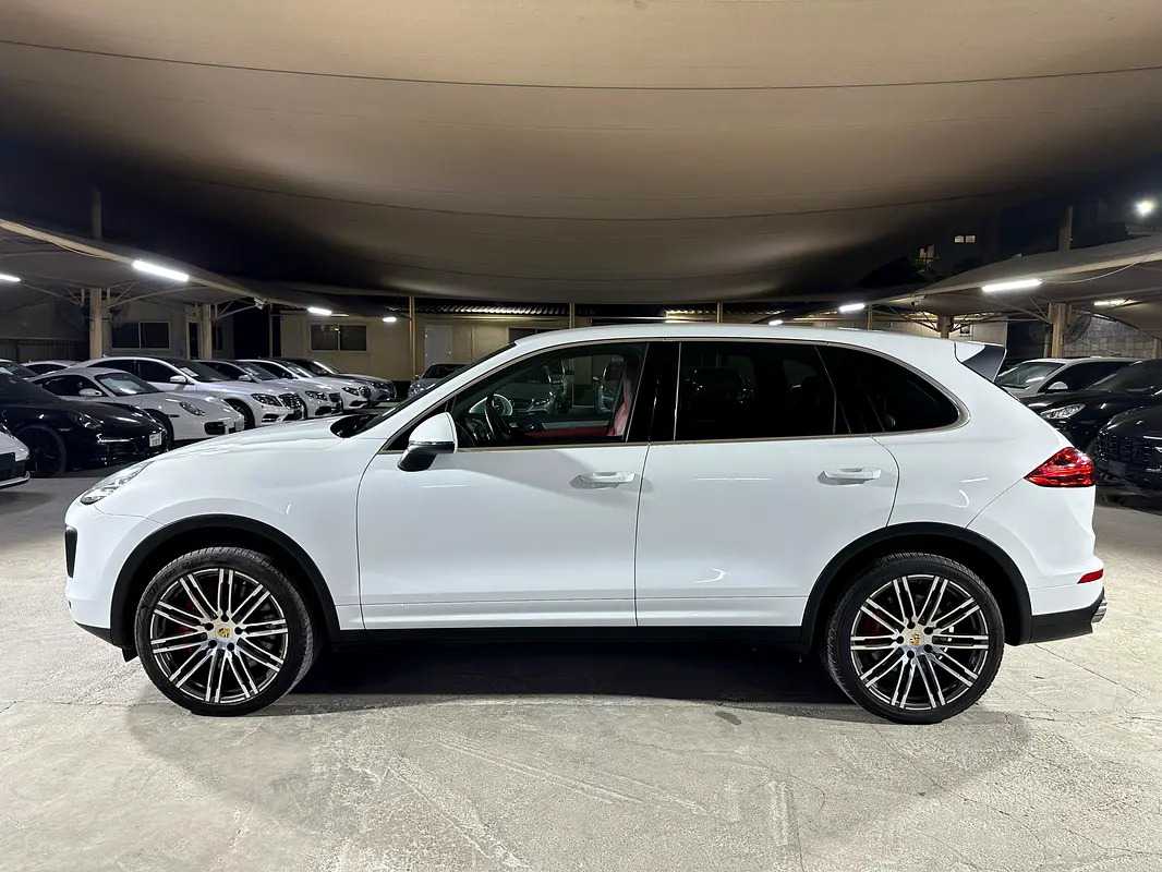 Car Image 2016 PORSCHE CAYENNE Turbo