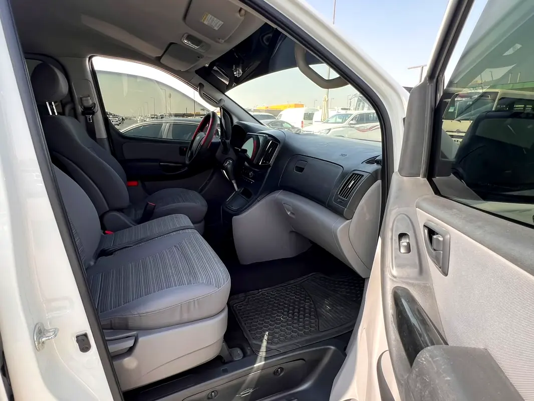 Car Image 2019 HYUNDAI H1 GL