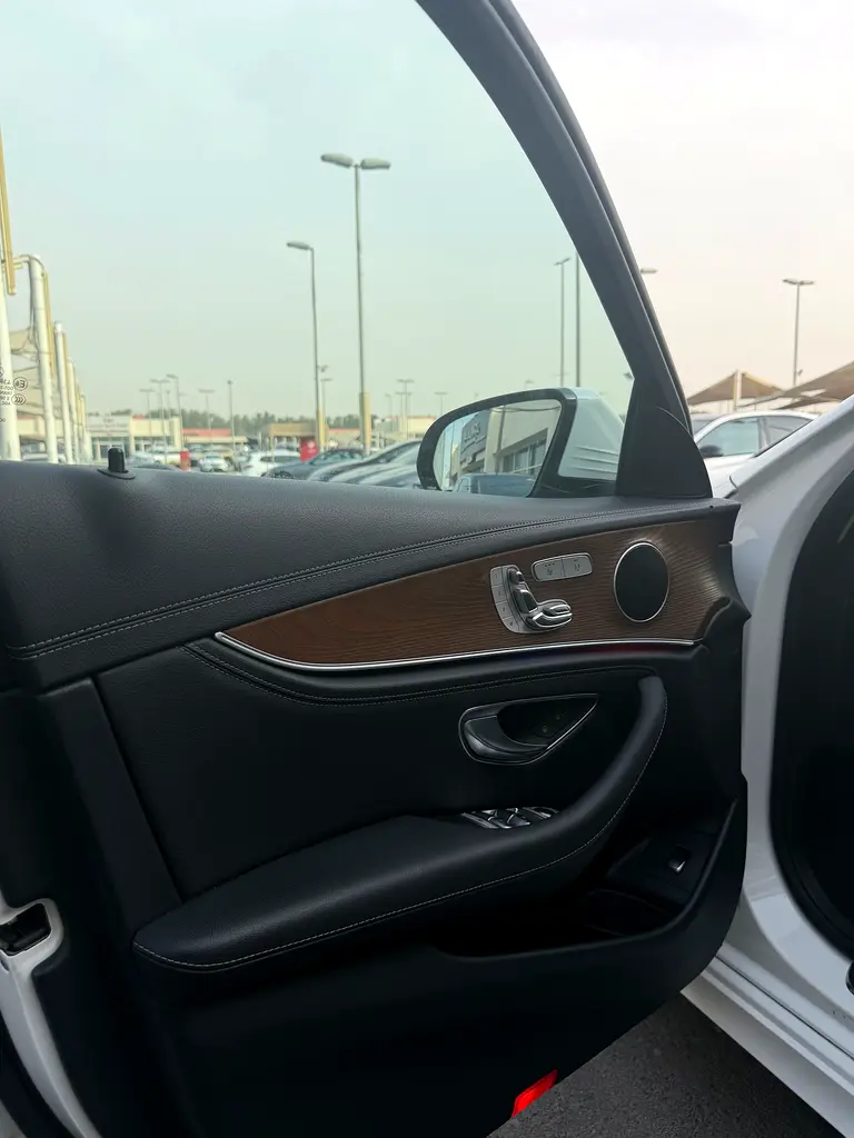 Car Image 2019 MERCEDES E Class 200