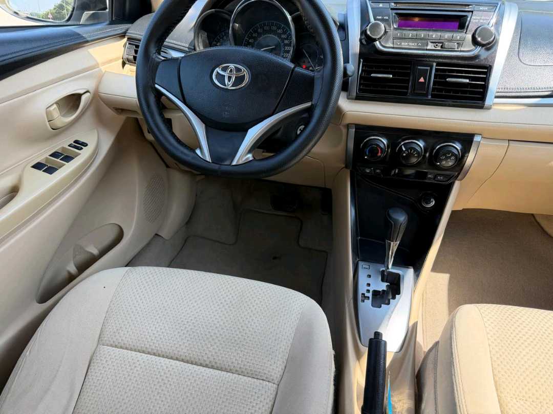 Car Image 2017 TOYOTA YARIS SE