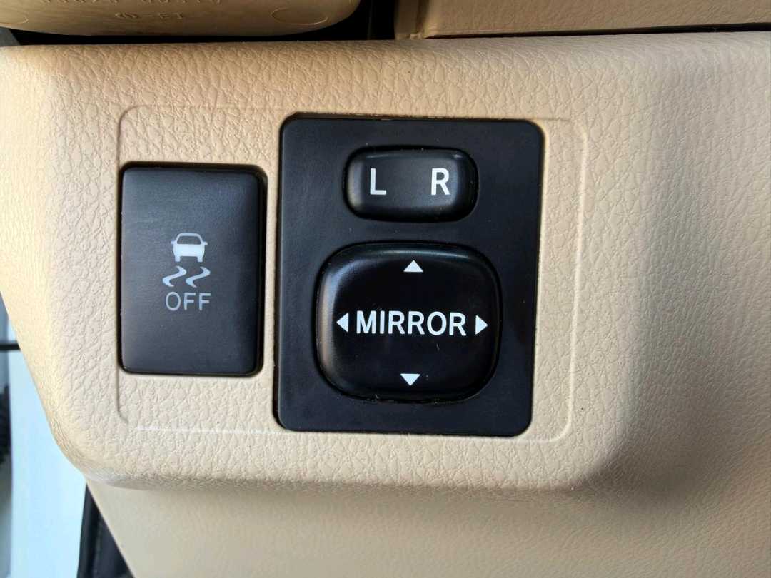 Car Image 2017 TOYOTA YARIS SE