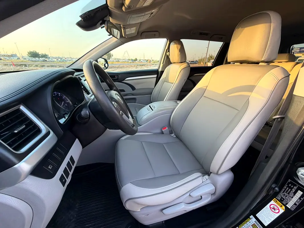 Car Image 2018 TOYOTA HIGHLANDER LE