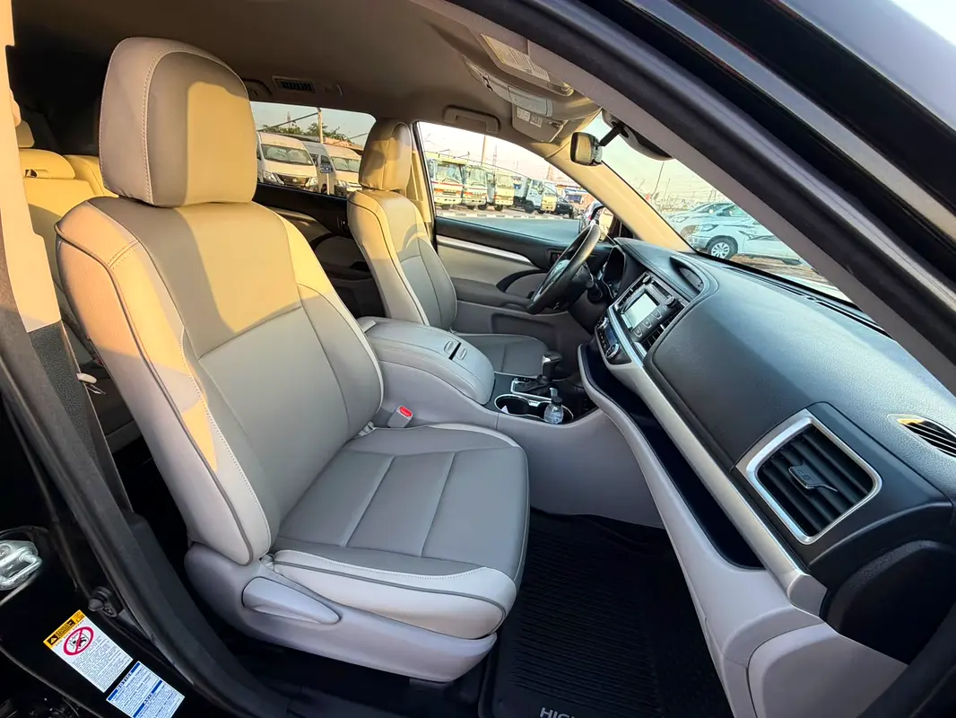 Car Image 2018 TOYOTA HIGHLANDER LE