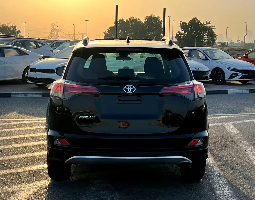 Car Image 2018 TOYOTA RAV4 XLE