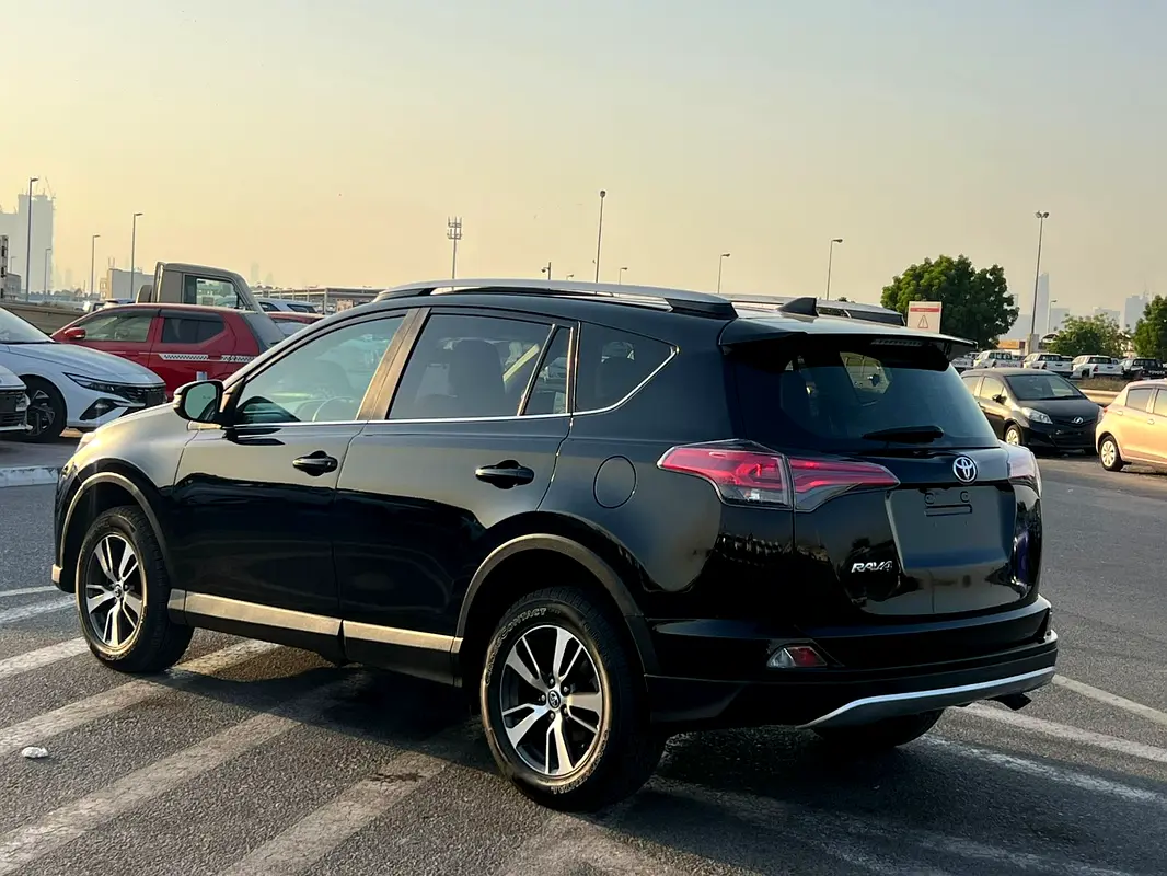 Car Image 2018 TOYOTA RAV4 XLE