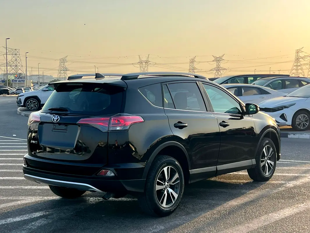 Car Image 2018 TOYOTA RAV4 XLE
