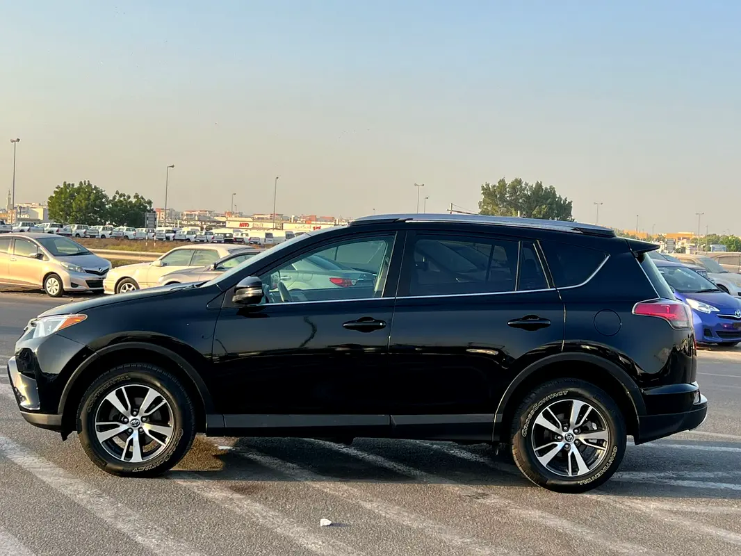 Car Image 2018 TOYOTA RAV4 XLE